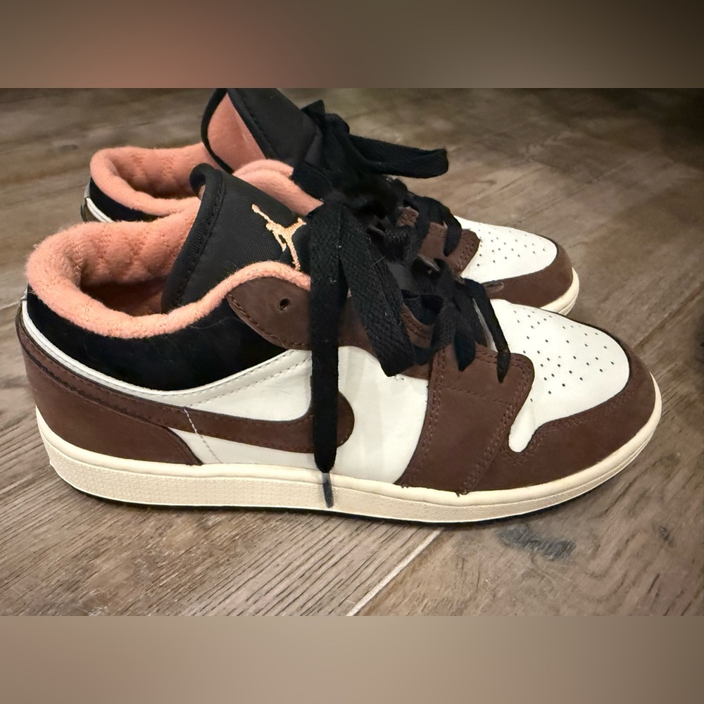 Nike Jordan 1 Low in Light Chocolate Size 6 Youth.